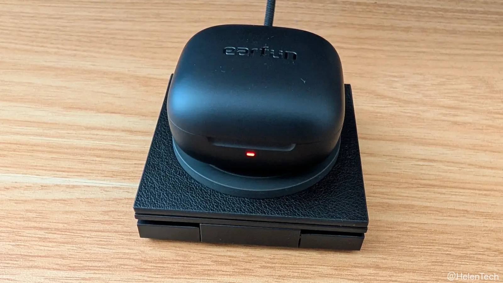 EarFun Air Pro 4i のケースをワイヤレス充電器の上に乗せて充電しているところの写真