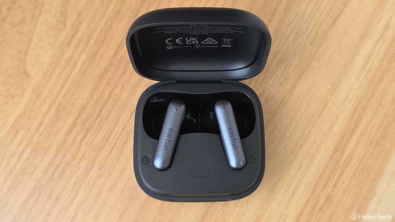 EarFun Air Pro 4i のケースの蓋を開けて収納しているイヤホンを見せている写真
