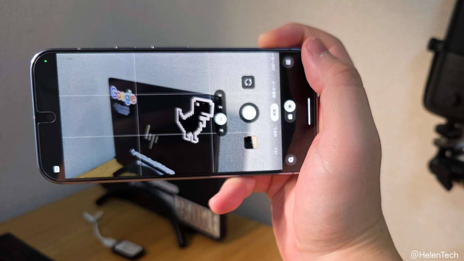Google Pixel 10 Pro を右手で握り持ちしている様子の写真