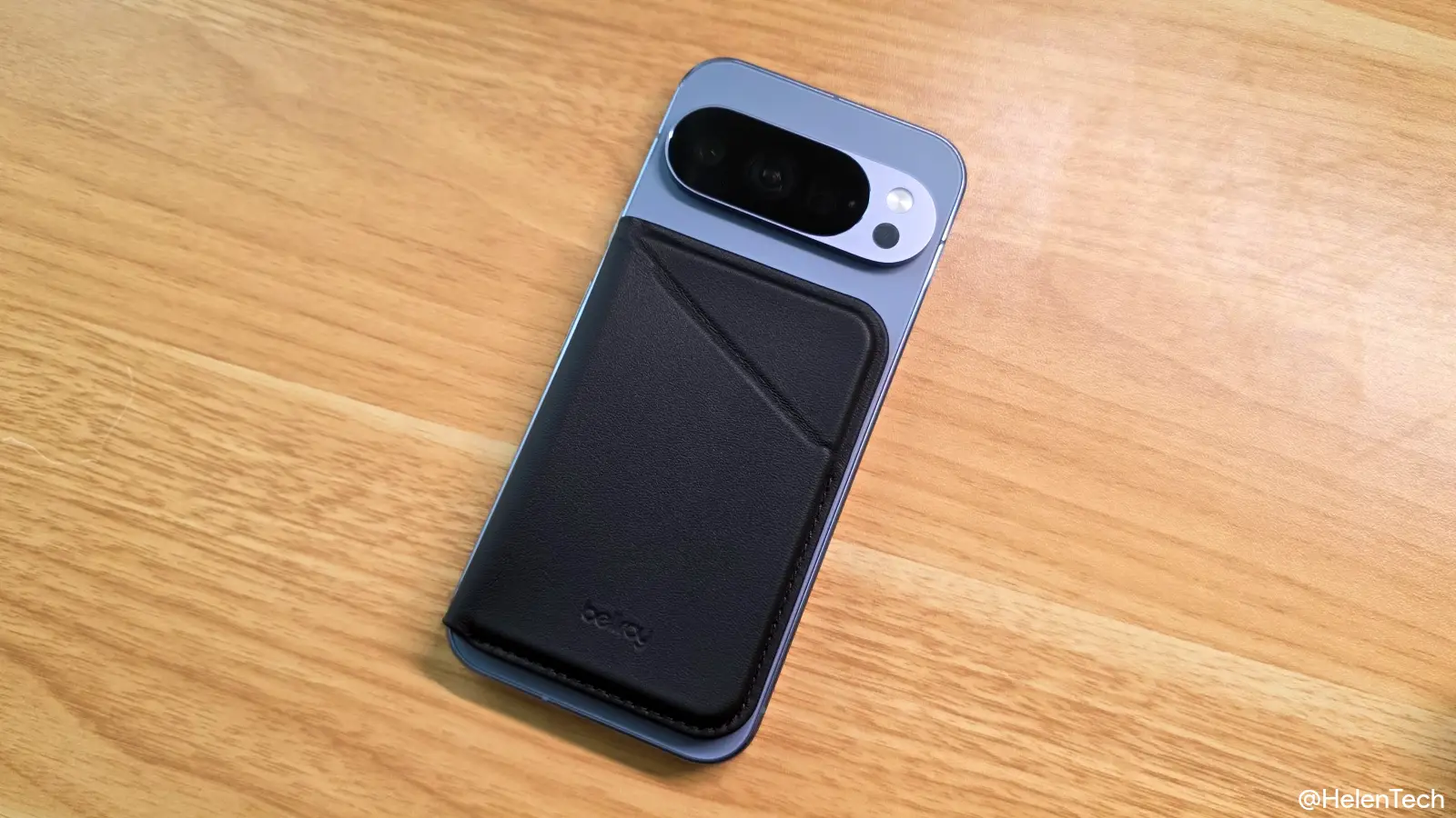 Google Pixel 10 Pro (ケースなし) の上に Bellroy レザー Mag Wallet を装着したところの写真