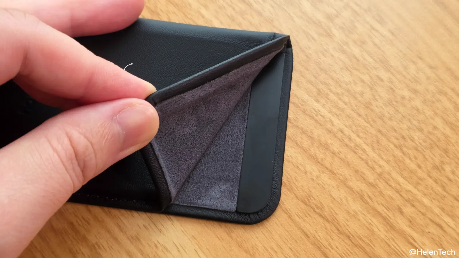 Bellroy Mag Wallet の蓋部分のマグネットにフォーカスした写真