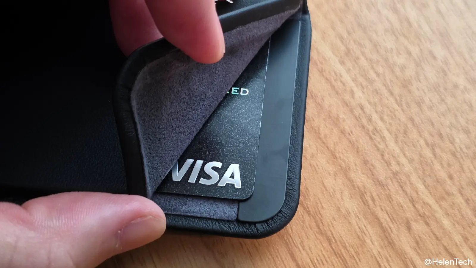 Bellroy Mag Wallet の蓋部分のマグネットにクレジットカードがわずかに重なっているところの写真
