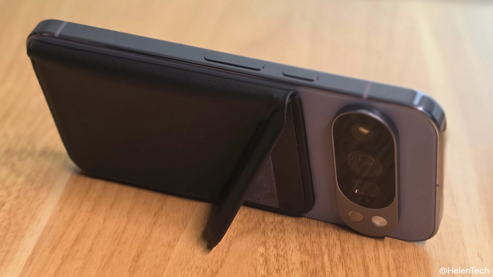 Pixel 10 Pro に装着した Mag Wallet の蓋をスタンド代わりにしているところのスクリーンショット