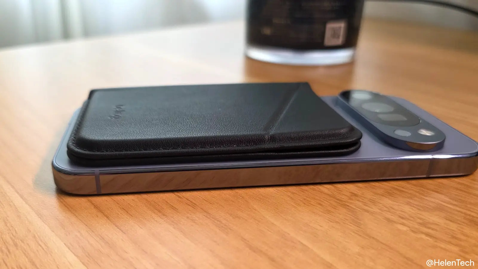 Bellroy Mag Wallet と Pixel 10 Pro を重ねたところを横から撮影した写真