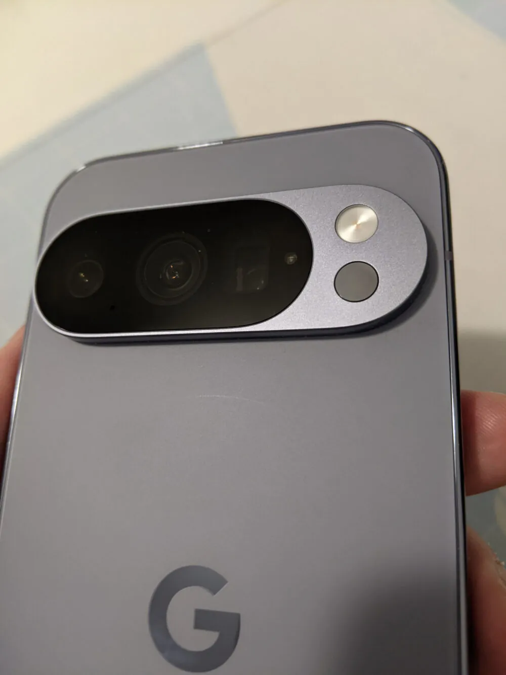 Reddit ユーザーによる傷がついた Pixel 10 Pro の背面パネルの写真
