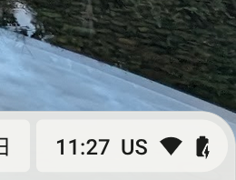 Chromebook の充電設定をアダプティブ充電にしている場合のバッテリー充電アイコン。おなじみ稲妻マークが表示される