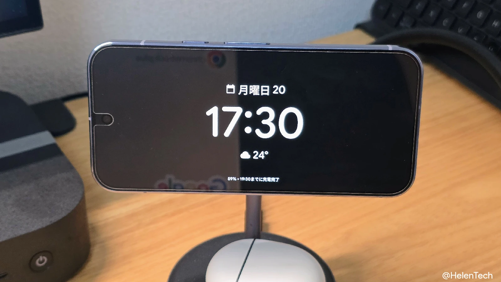 Google Pixel 10 Pro をハブモードにして時計を表示しているところの写真