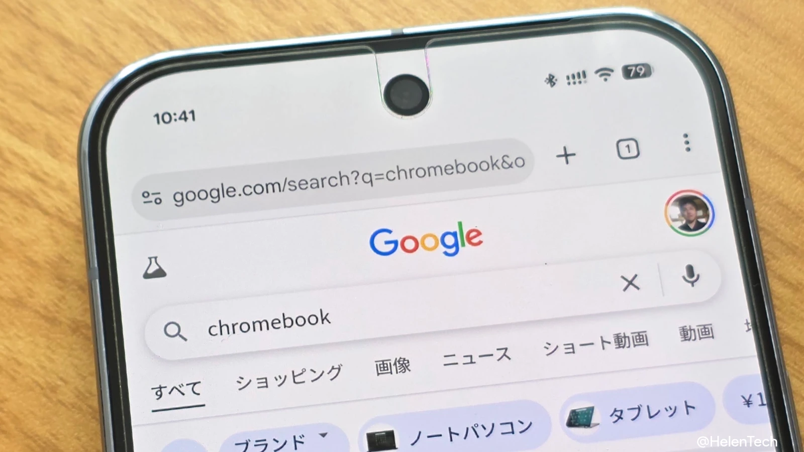 Android 版 Google Chrome ブラウザで Google 検索を使って「Chromebook」と検索しているところ