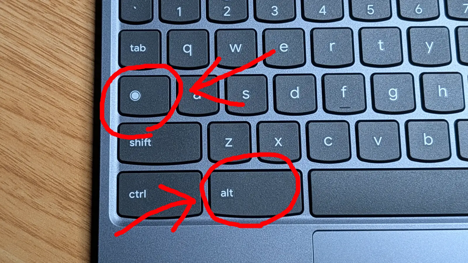 Chromebook のランチャーキーと alt キーをハイライトしているスクリーンショット