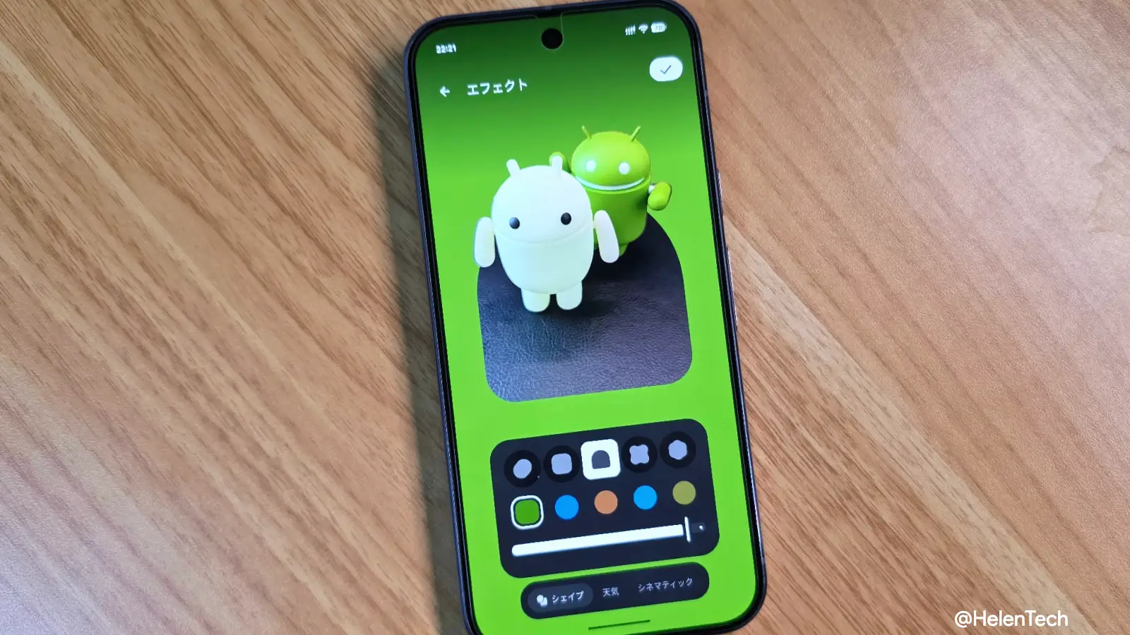 Google Pixel スマートフォンの壁紙とスタイルでライブ壁紙のエフェクトを設定しているところの写真