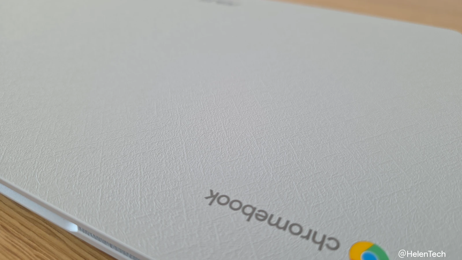 Intel N50 搭載 ASUS Chromebook CX14 の天板の写真