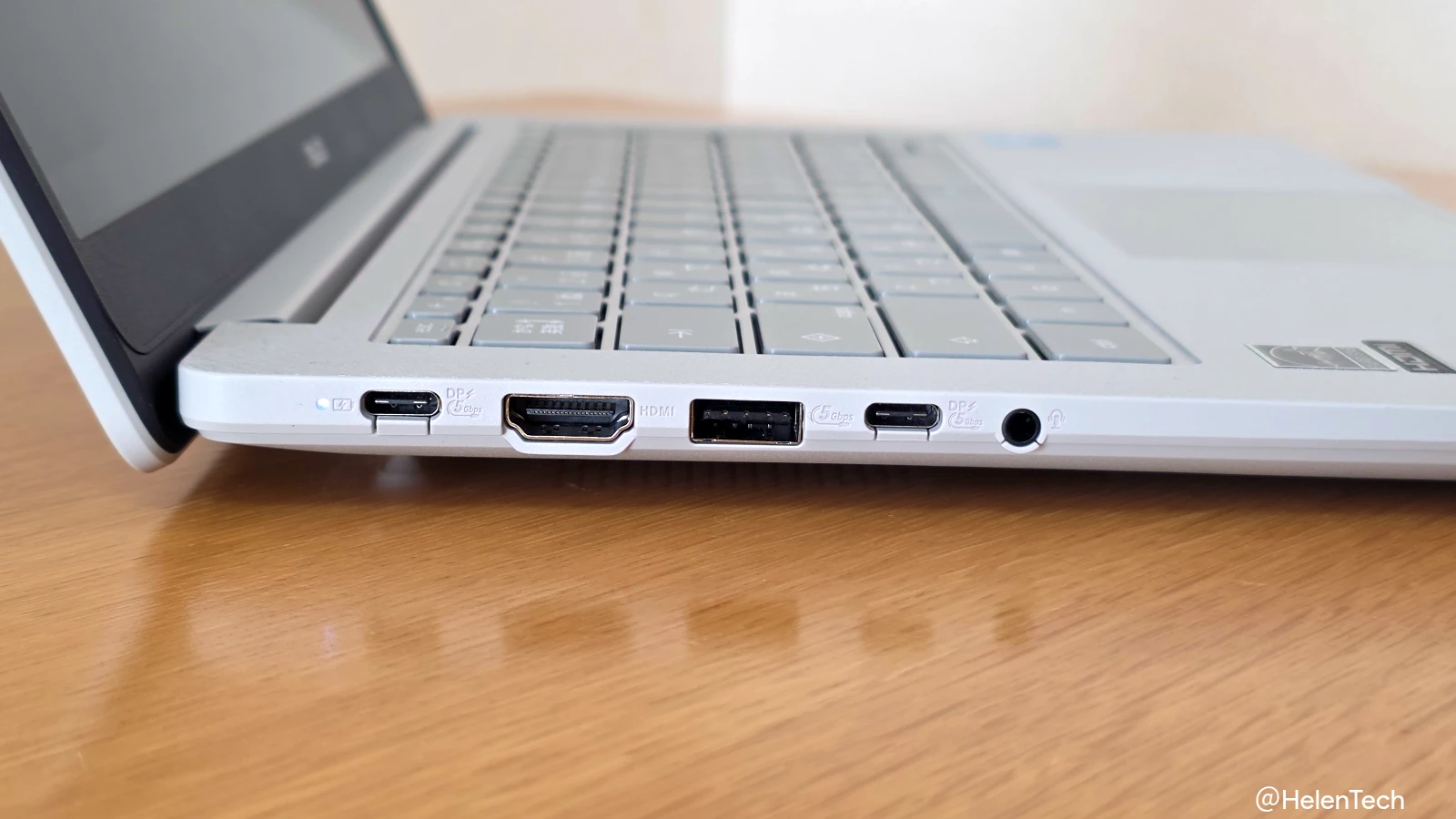 Intel N50 搭載 ASUS Chromebook CX14 の左側面にあるポートの写真