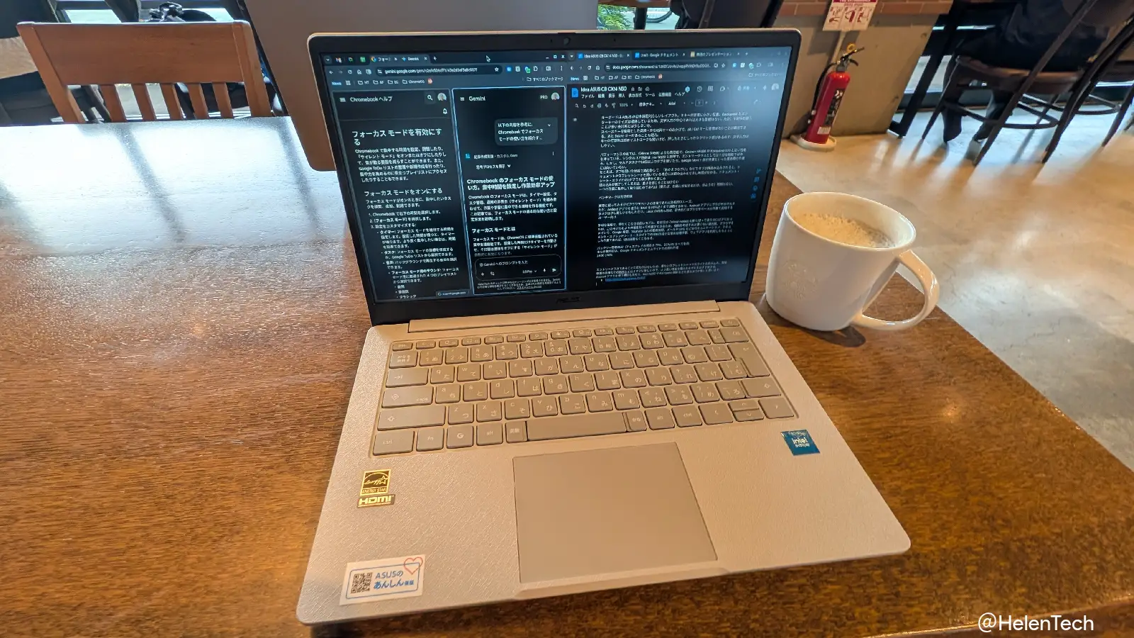Intel N50 搭載の ASUS Chromebook CX14 をカフェで使っている様子の写真