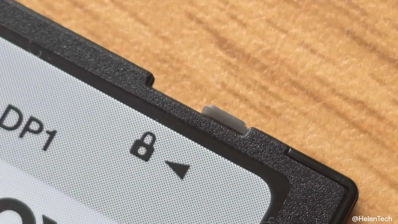 SD カードのロックスイッチ部分をフォーカスした写真