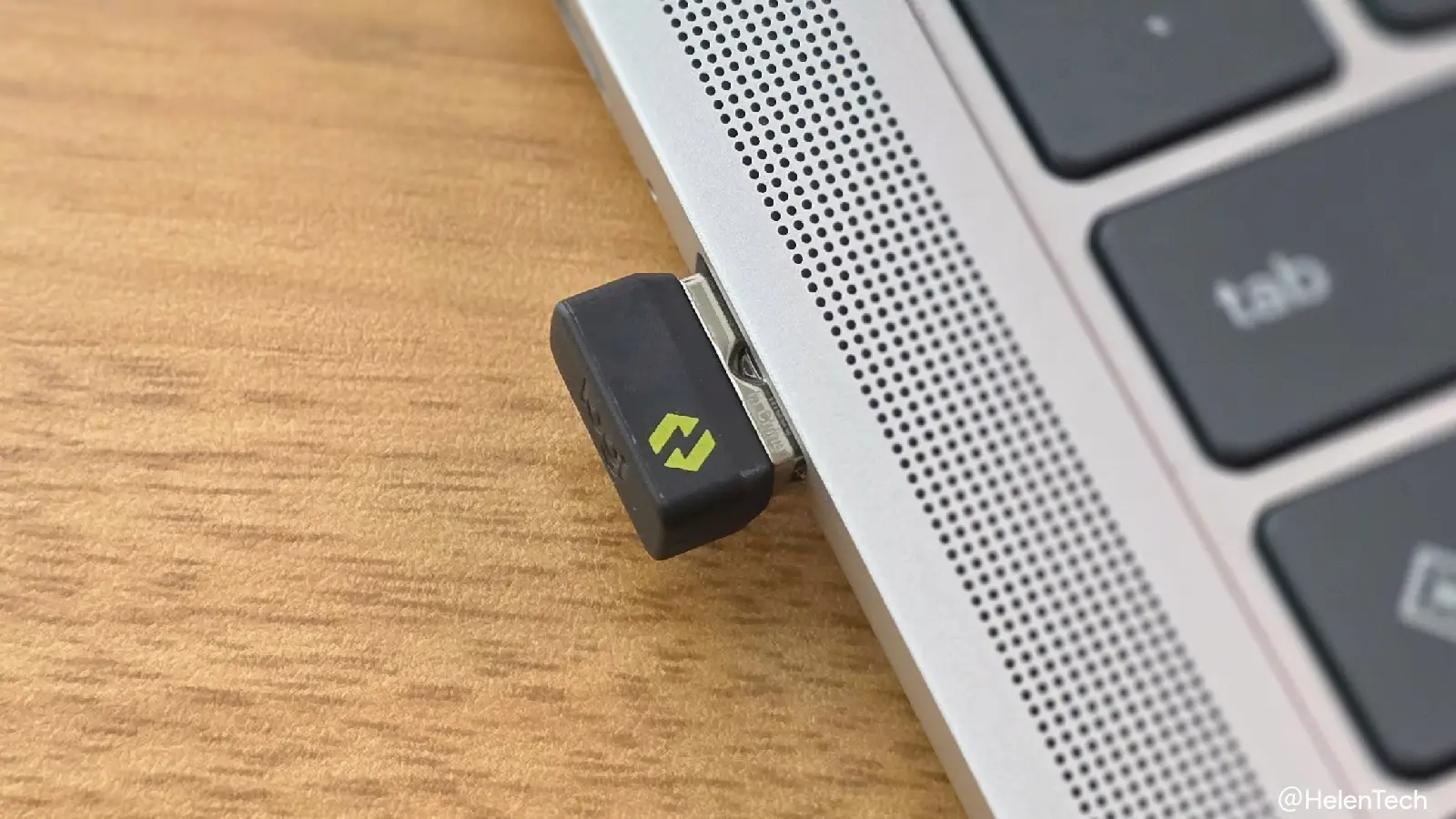 Logi Bolt レシーバーを Chromebook の USB ポートに差し込んだところの写真