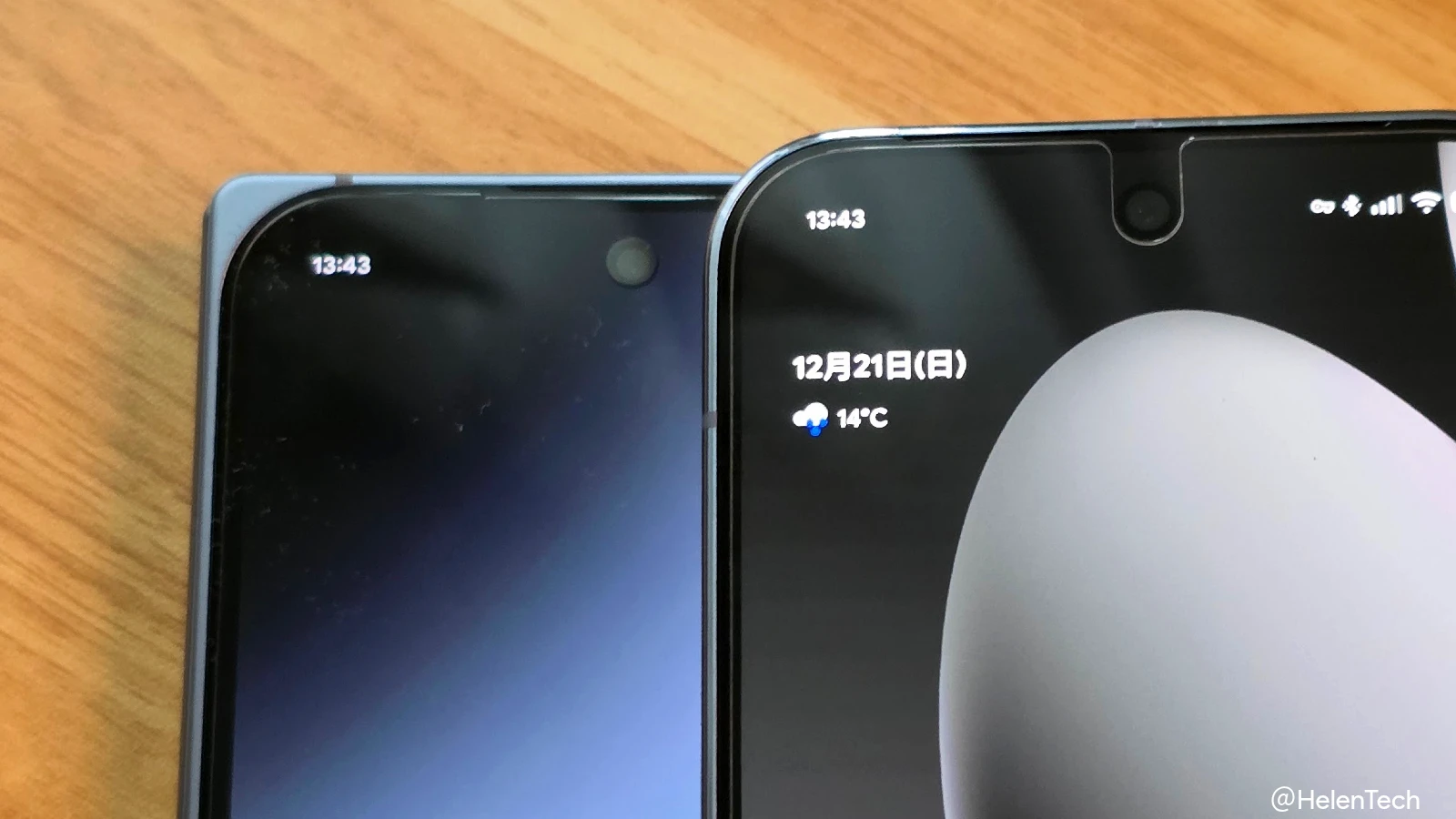 Google Pixel のホーム画面のスナップショットを表示している Pixel 10 Pro と非表示にした Pixel 10 Pro Fold を並べて撮影した写真