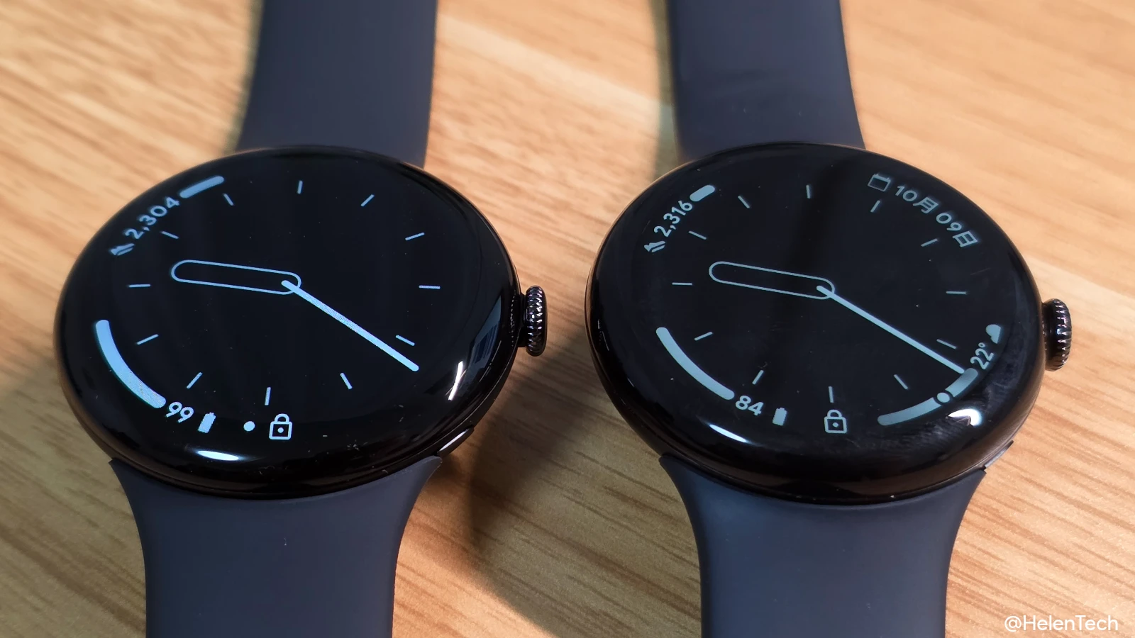 Google Pixel Watch 4 と Watch 3 を並べて斜め上からディスプレイを写しているところ