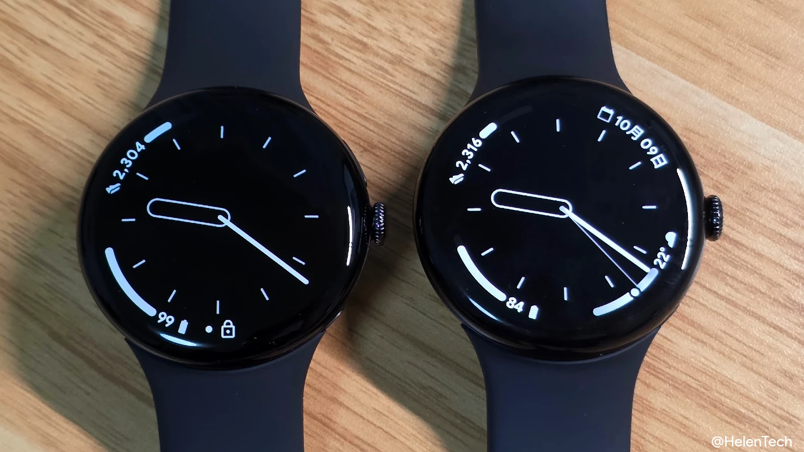 Google Pixel Watch 4 と Watch 3 を並べて上からディスプレイを写しているところ