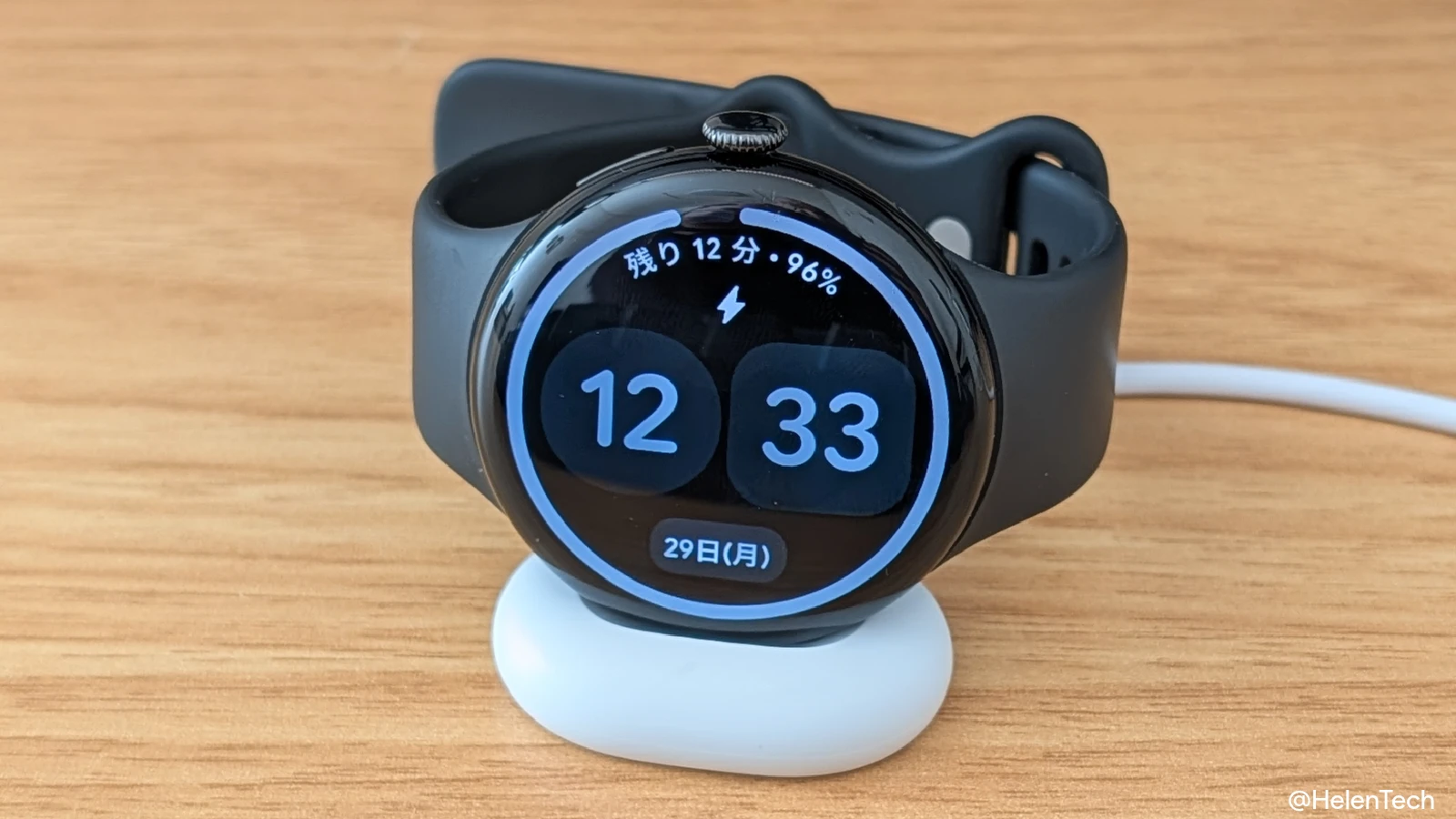 Pixel Watch 4 を専用充電器で充電しているところ