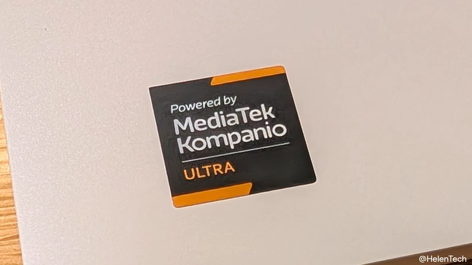 Chromebook Plus の MediaTek Kompanio Ultra のロゴステッカー