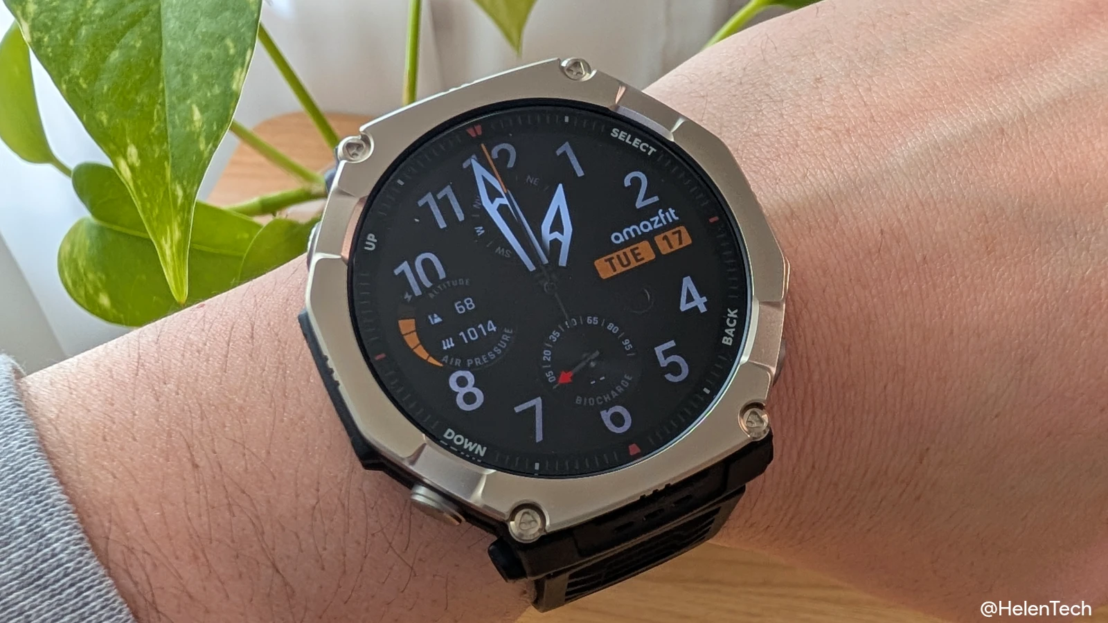 Amazfit T-Rex Ultra 2 の装着している様子の写真
