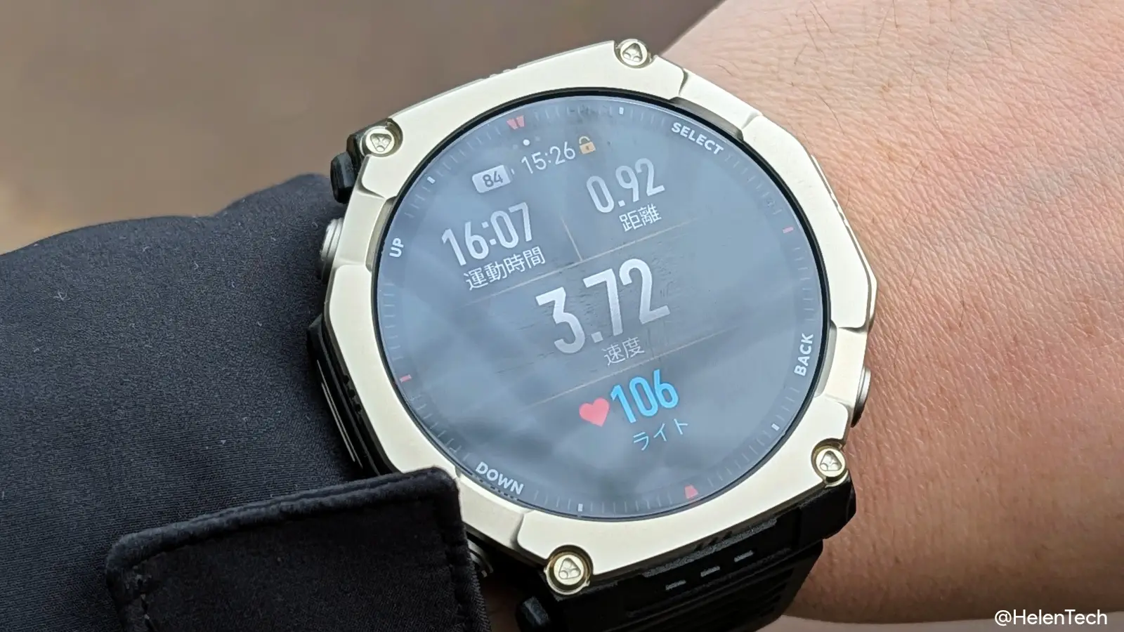 Amazfit T-Rex Ultra 2 を装着して屋外ウォーキング中に文字盤の測定結果を表示している様子の写真