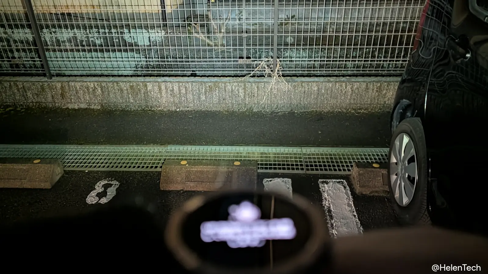 Amazfit T-Rex Ultra 2 の LED を夜間のウォーキング中に懐中電灯代わりに使っている様子の写真