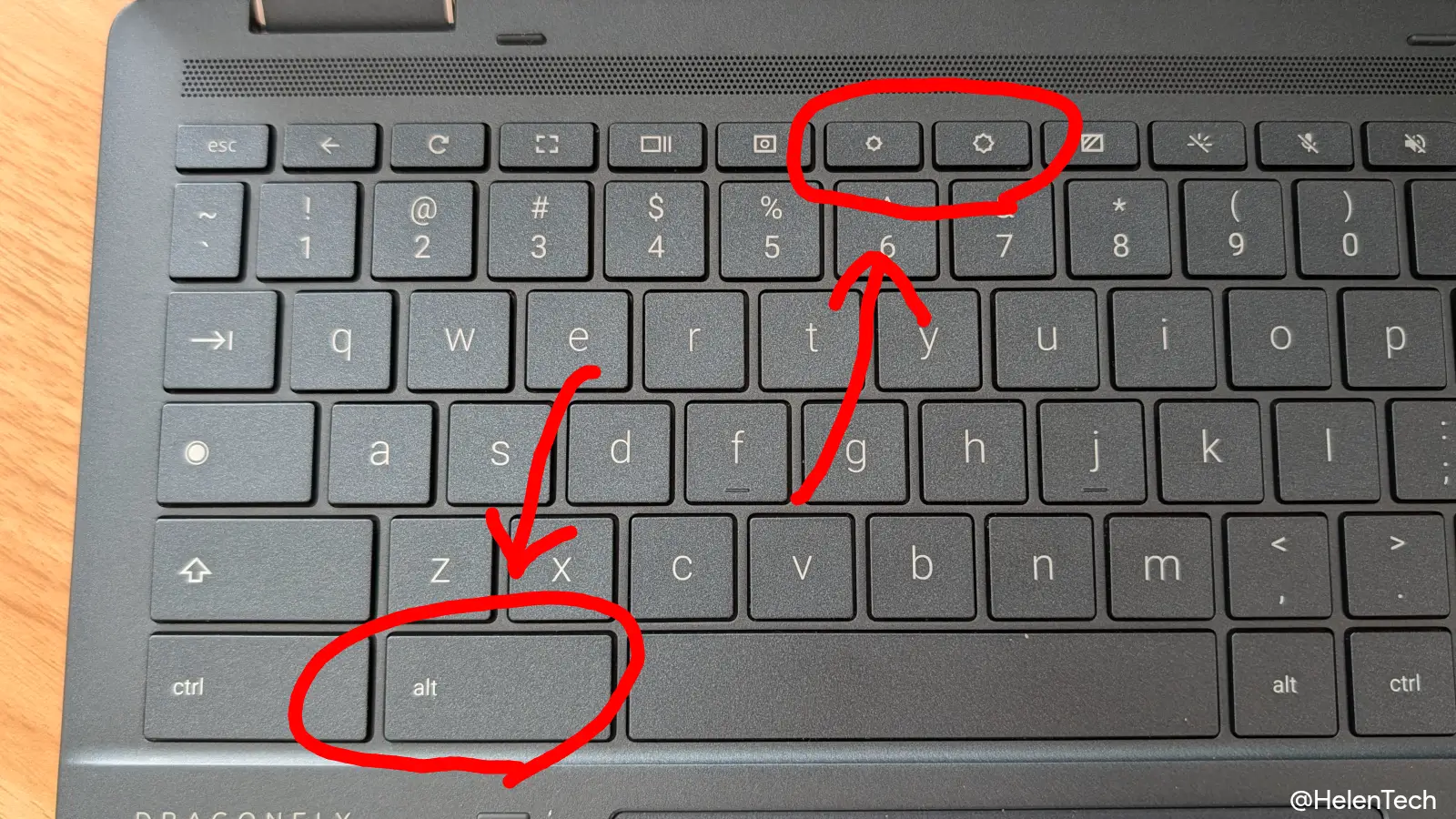 キーボードバックライトを変更するために、Chromebook の Alt キーと画面輝度変更キーをハイライトしている画像