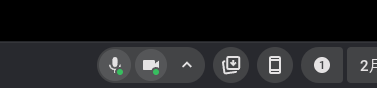 Chromebook Plus のシェルフに表示されたマイクとカメラの使用中アイコン