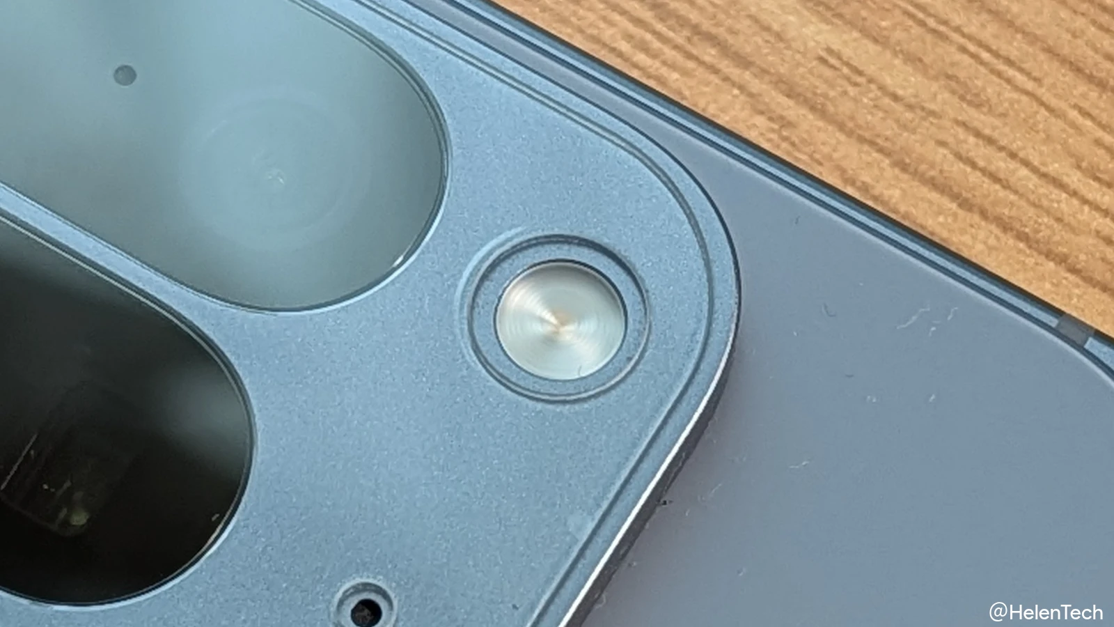 Google Pixel 10 Pro Fold で LED フラッシュ部分をアップした様子