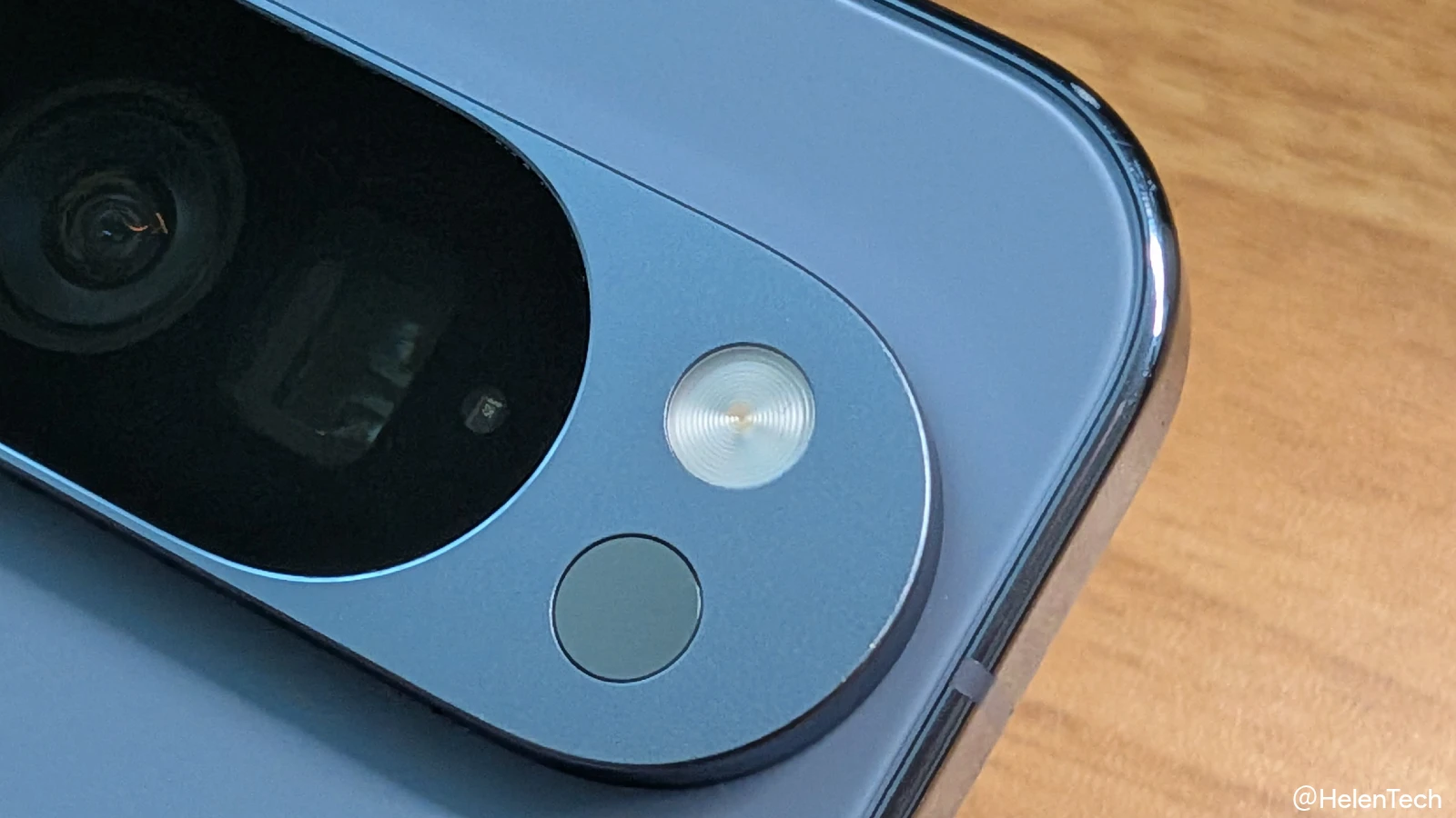 Google Pixel 10 Pro の背面にある LED フラッシュライト部分をアップした写真