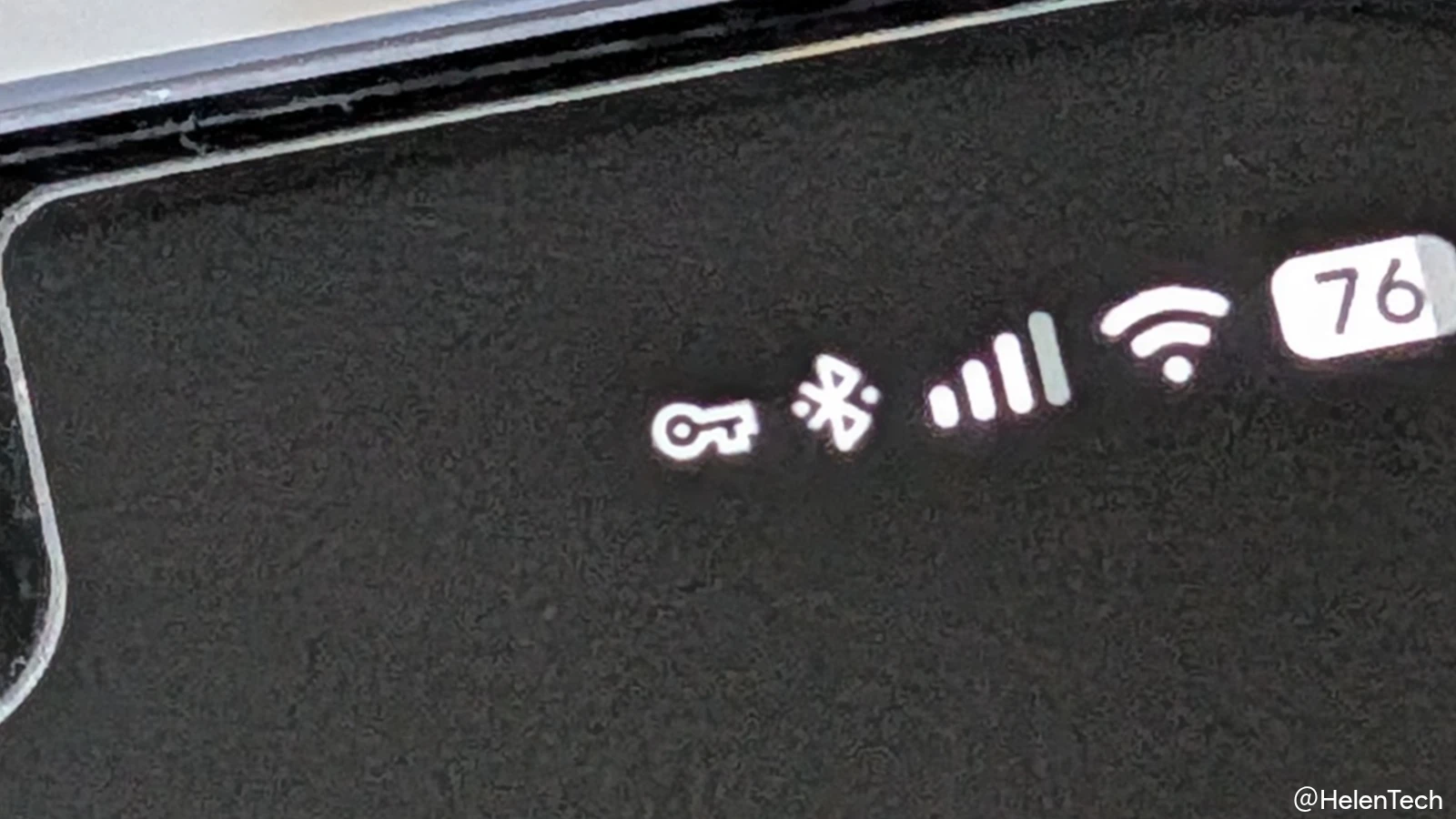 Google Pixel のステータスバーに表示されている VPN に接続を示すアイコンの画像