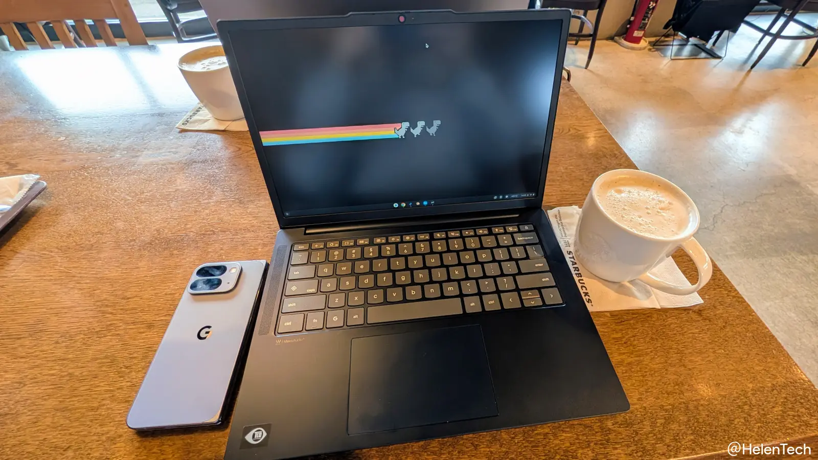 Lenovo Chromebook m 14" (14M8911) をカフェで使用している様子の写真