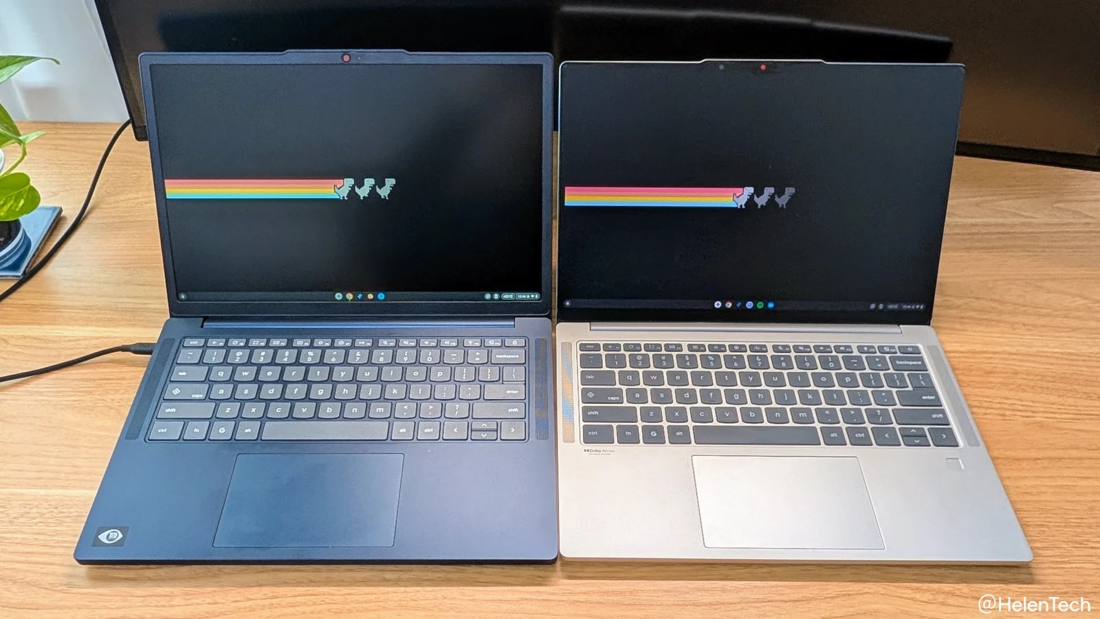 Lenovo Chromebook m 14" (14M8911) と Lenovo Chromebook Plus Gen 10 を並べてディスプレイとキーボードを見せている写真
