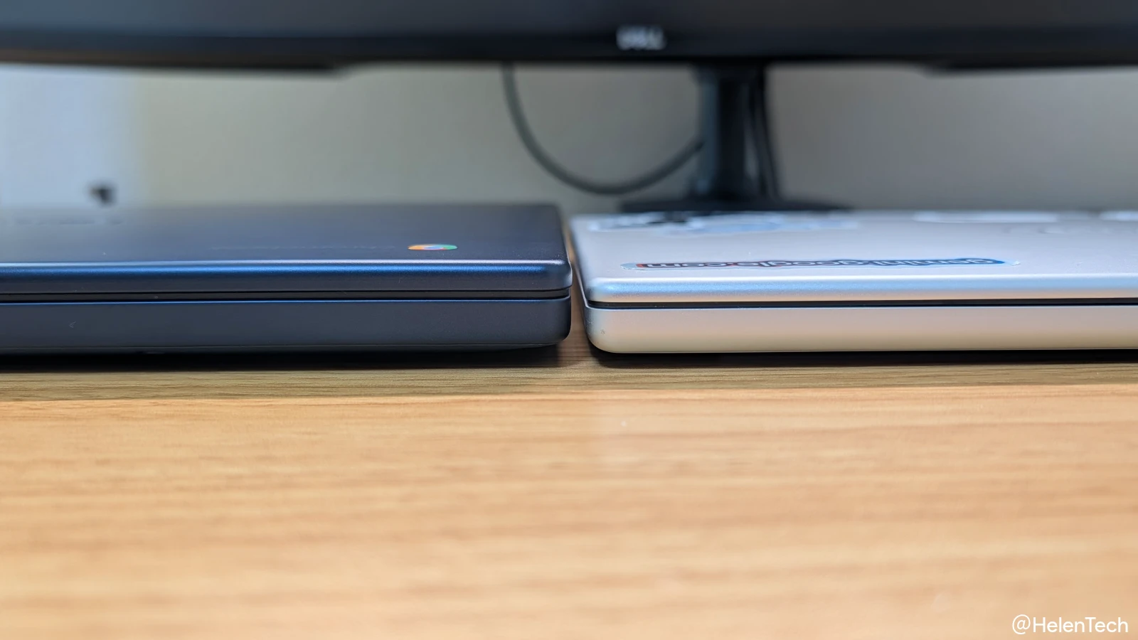 Lenovo Chromebook m 14" (14M8911) と Lenovo Chromebook Plus Gen 10 を並べて、本体の厚みを比較している写真