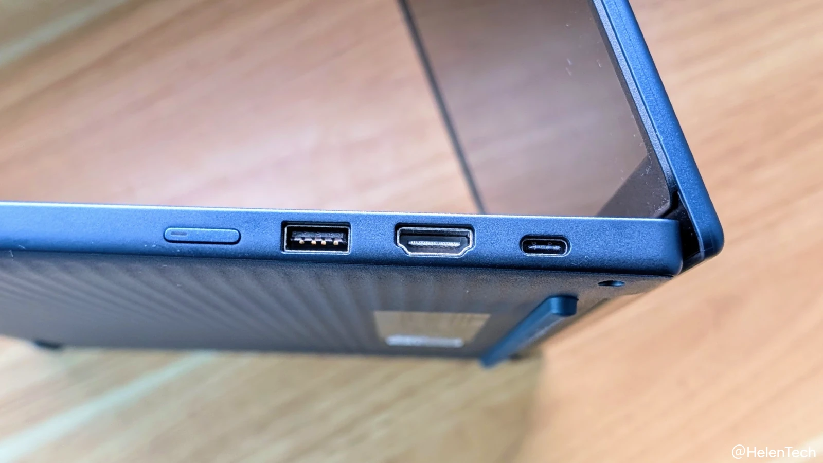 Lenovo Chromebook m 14" (14M8911) の右側面にあるポートの写真