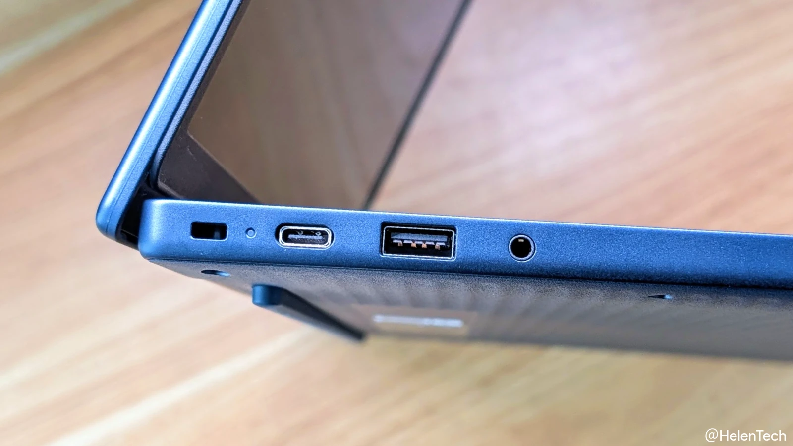 Lenovo Chromebook m 14" (14M8911) の左側面にあるポートの写真