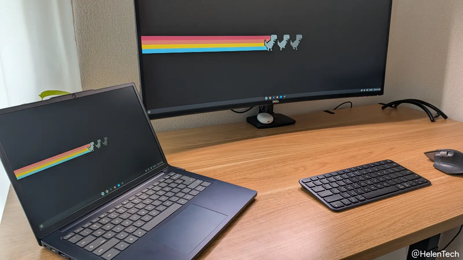 Lenovo Chromebook m 14" (14M8911) を 34 インチウルトラワイドモニターに接続しているところの写真