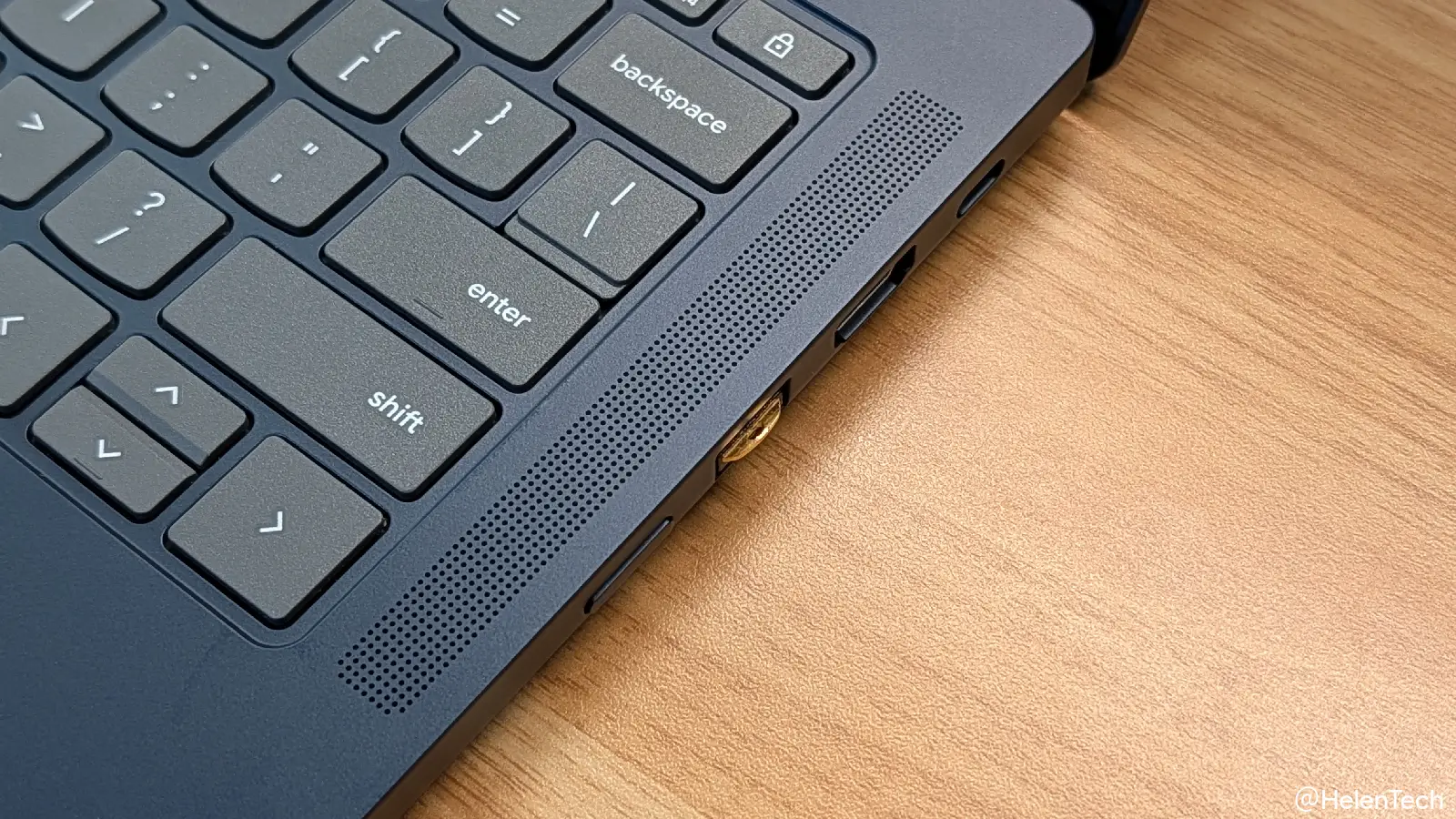 Lenovo Chromebook m 14" (14M8911) の USB-A ポートに Yubikey を挿入している写真