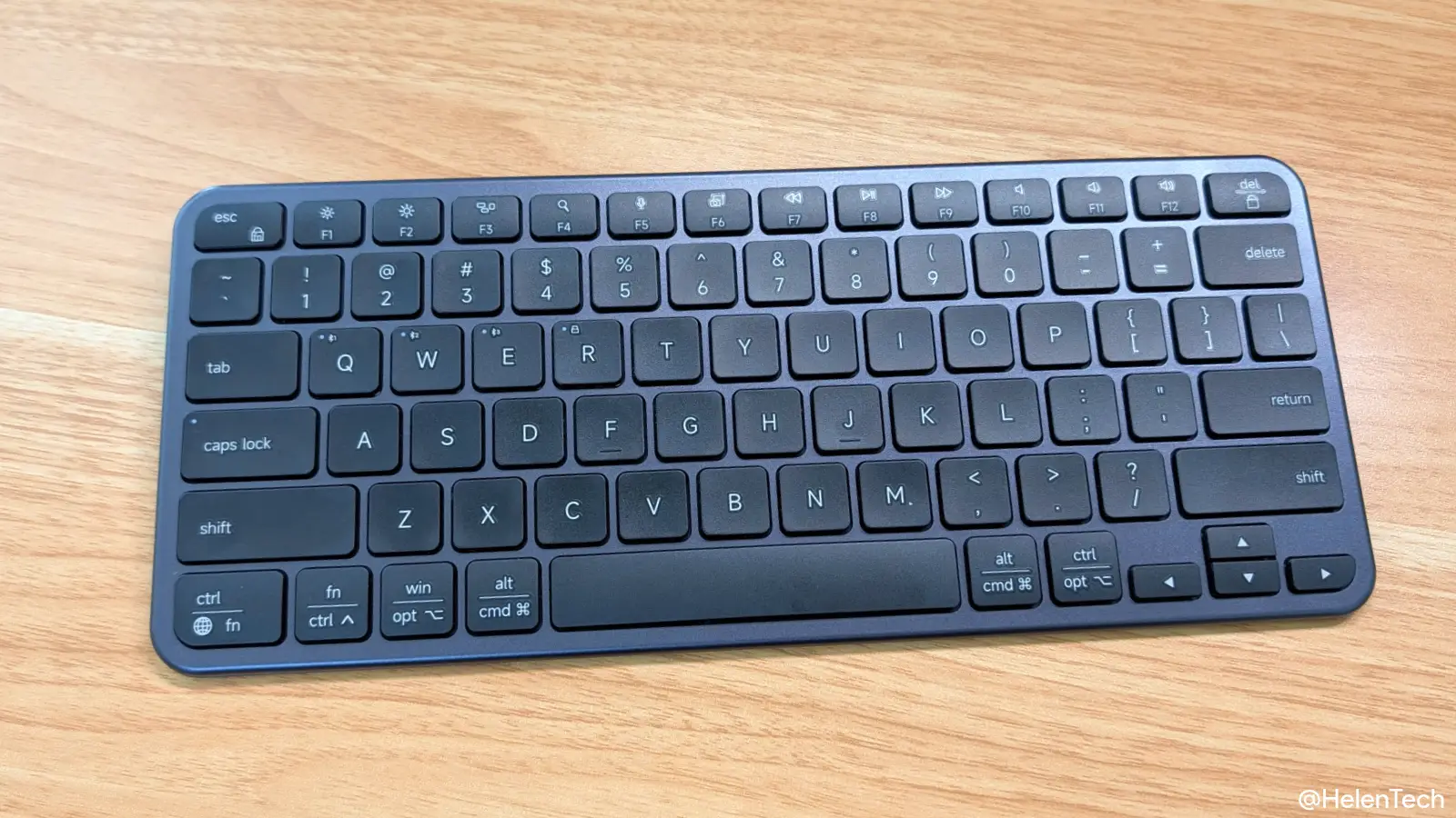 Satechi Slim EX1 Wireless Keyboard を上から見ている写真
