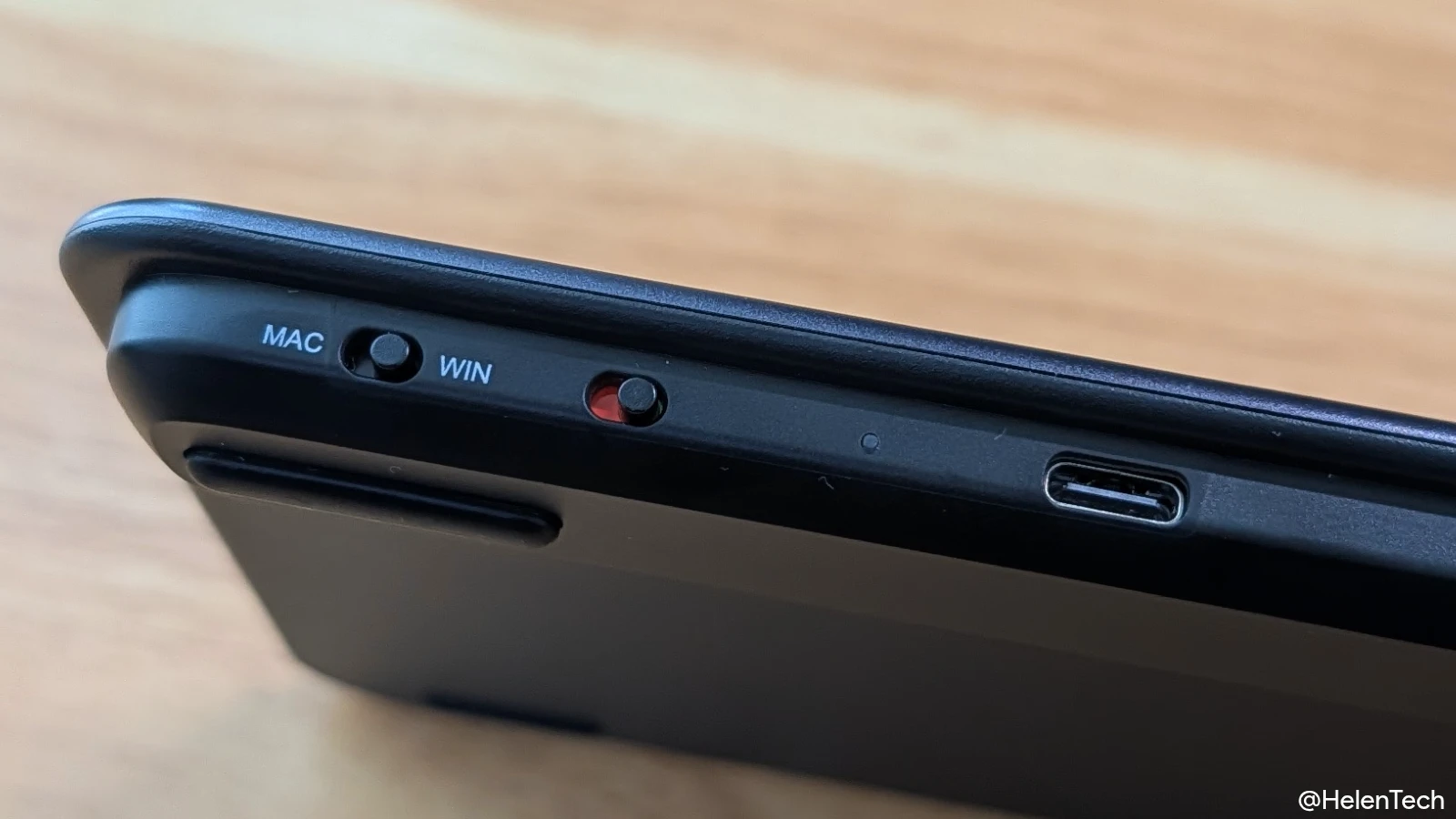 Satechi Slim EX1 Wireless Keyboard のスイッチと充電用 USB-C ポートの写真