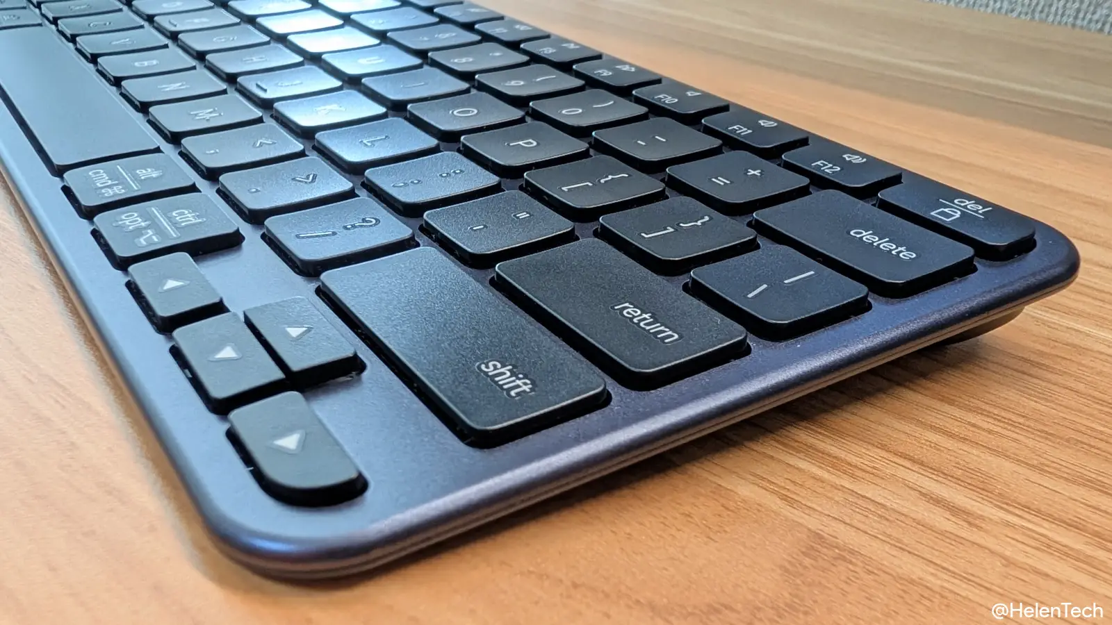 Slim EX1 Wireless Keyboard のキーの深さを斜めから見ている写真