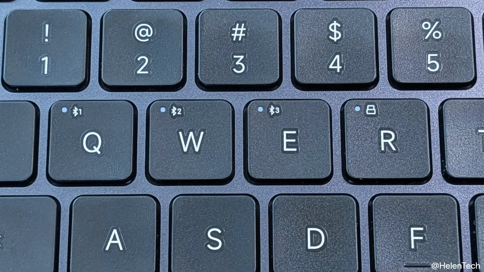 Satechi Slim EX1 Wireless Keyboard のペアリングのための Q / W / E / R キーにフォーカスしている写真