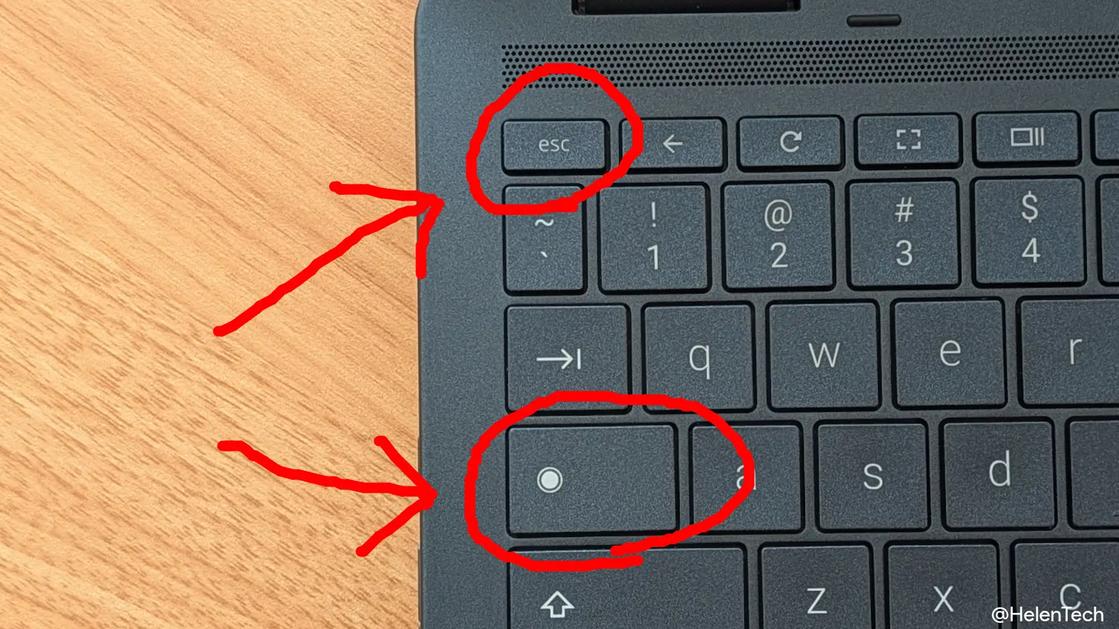 Chromebook のランチャーキーと Esc キーをハイライトしている実機デバイスの画像