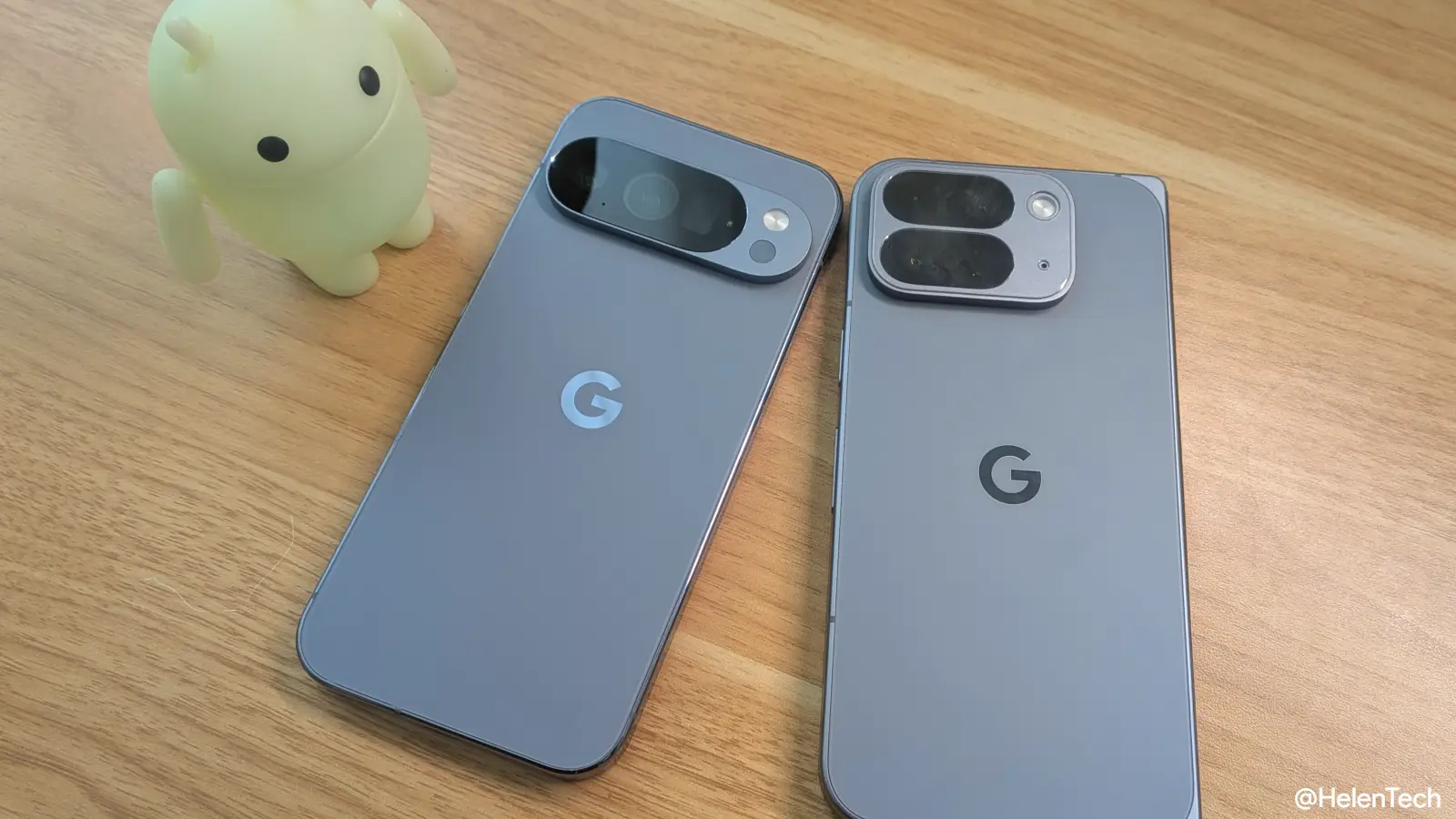 Google Pixel 10 Pro と Pixel 10 Pro Fold のリアパネルを並べている様子の写真