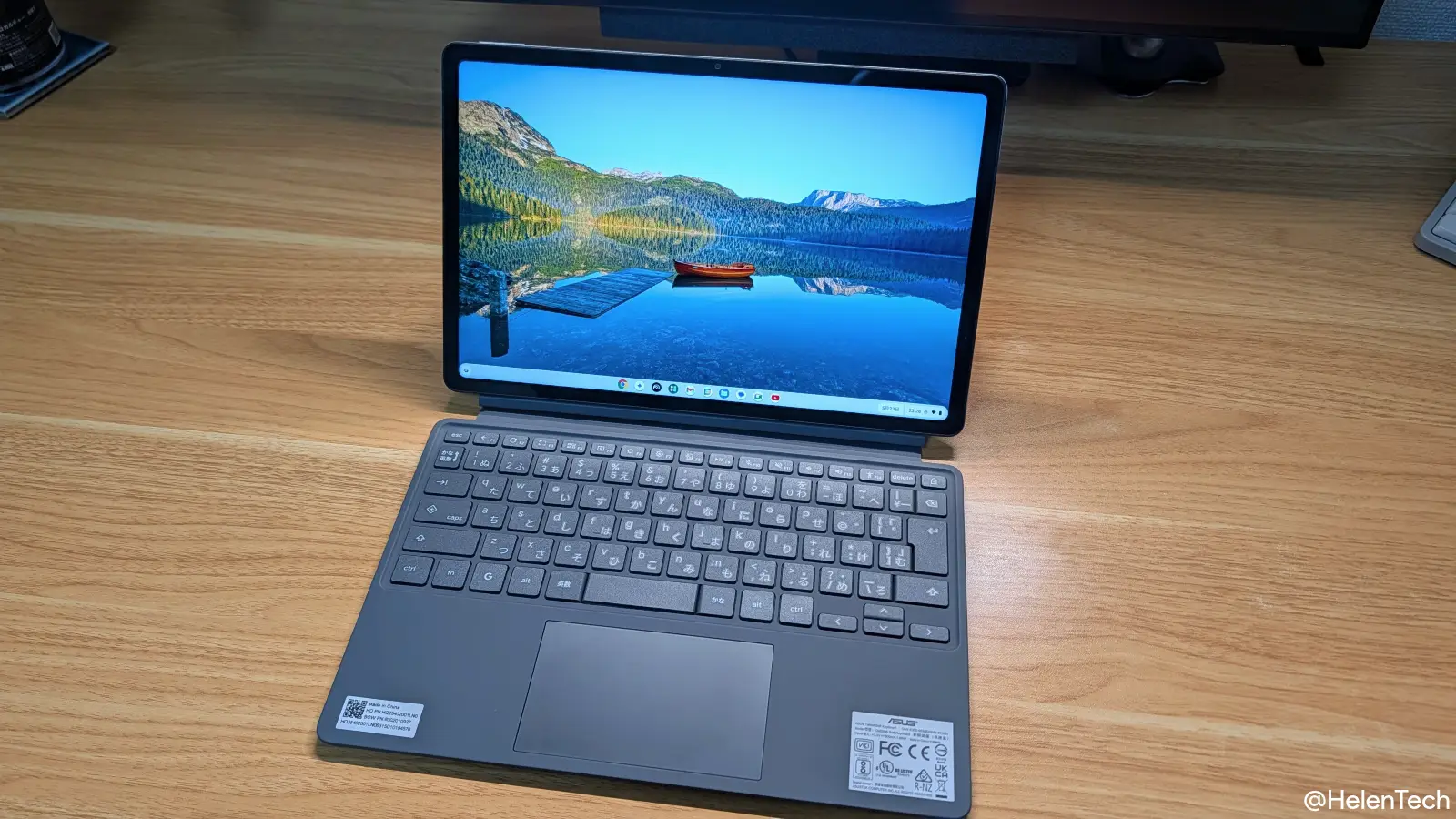ASUS Chromebook CM32 Detachable の全体を見せている写真