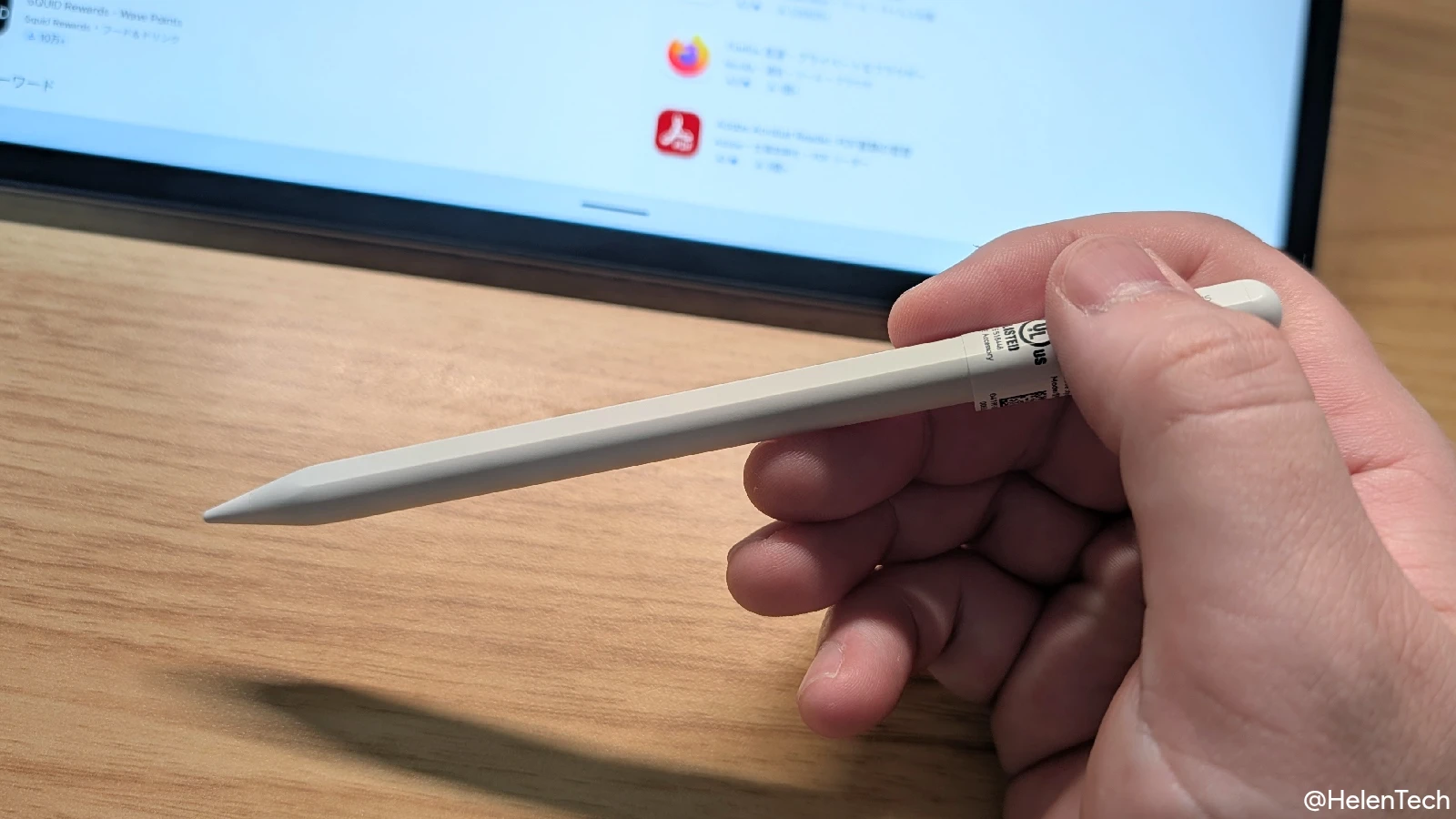 ASUS Chromebook CM32 Detachable に付属している ASUS USI Pen を手に持って見せている写真