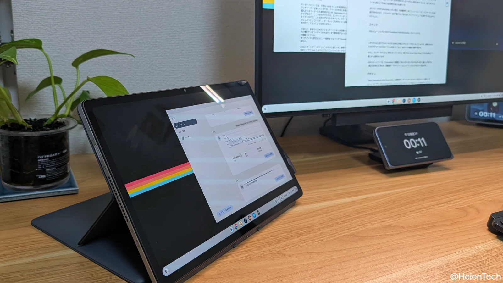 ASUS Chromebook CM32 Detachable をサブモニターとして使い、外部モニターに接続している様子の写真