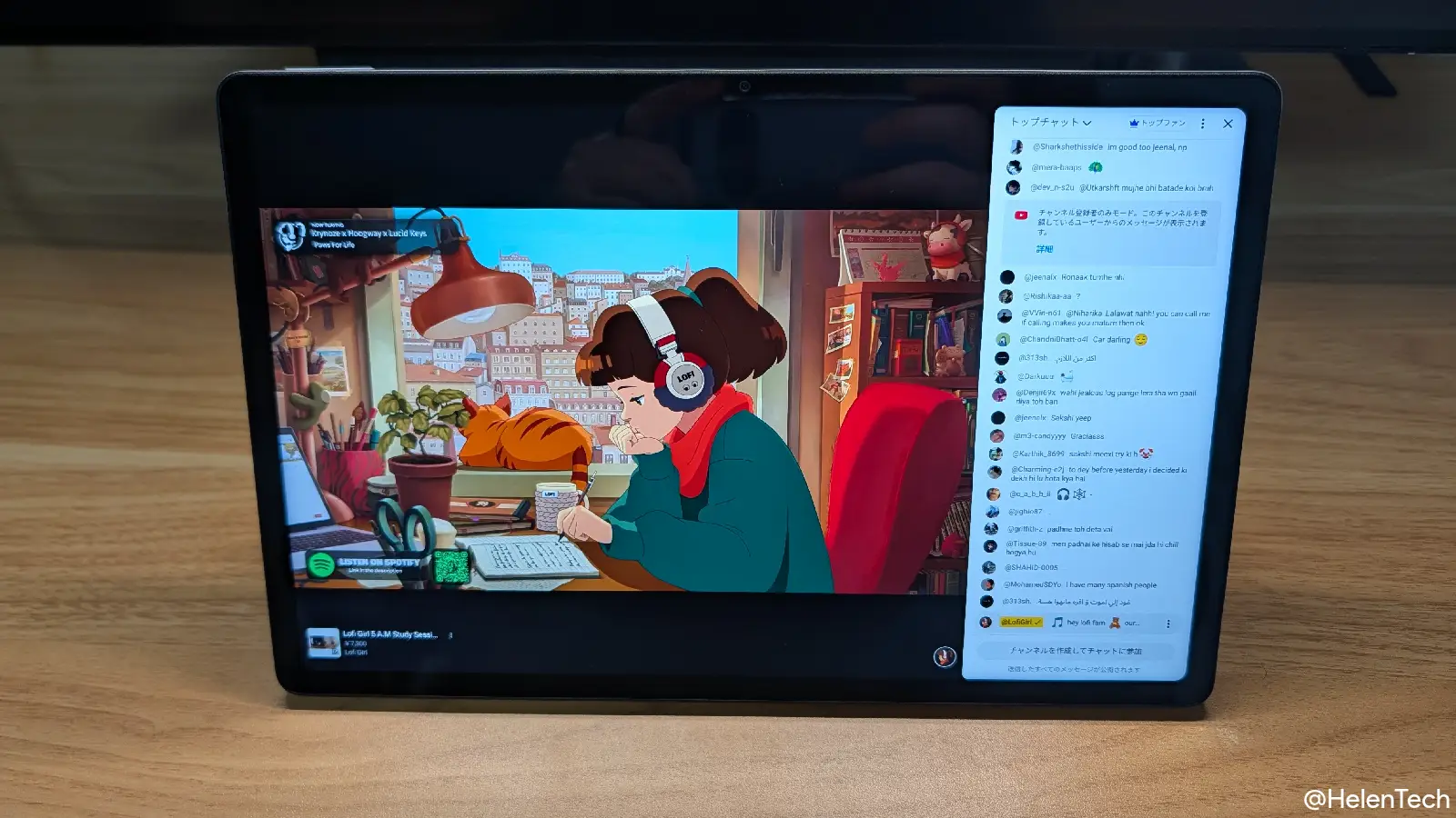 ASUS Chromebook CM32 Detachable のキーボードを取り外して、キックスタンド付きカバーだけで動画視聴をしている様子の写真