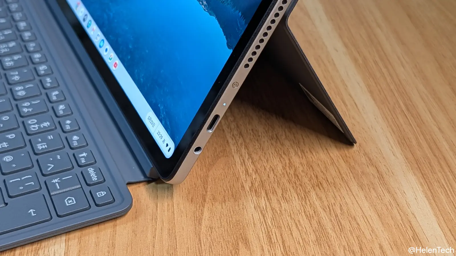ASUS Chromebook CM32 Detachable のポートと 3.5mm Audio Jack のある側面を見せている写真